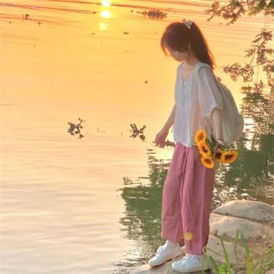 女生晚霞背影头像 好看高清的唯美落日夕阳治愈女头图片