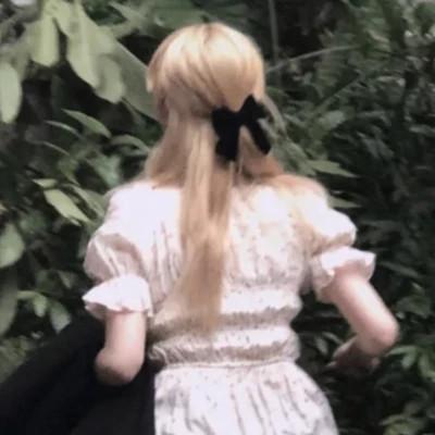 女生高级感的背影意境图片头像