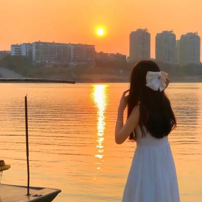 女生晚霞背影头像 好看高清的唯美落日夕阳治愈女头图片