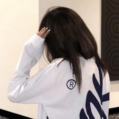 女生高级感的背影意境图片头像