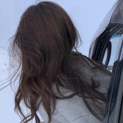 女生高级感的背影意境图片头像