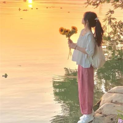 女生晚霞背影头像 好看高清的唯美落日夕阳治愈女头图片