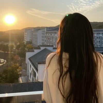女生高级感的背影意境图片头像
