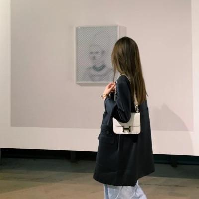 女生高级感的背影意境图片头像