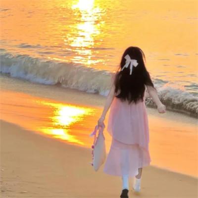 女生晚霞背影头像 好看高清的唯美落日夕阳治愈女头图片