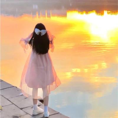 女生晚霞背影头像 好看高清的唯美落日夕阳治愈女头图片