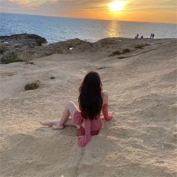 女生晚霞背影头像 好看高清的唯美落日夕阳治愈女头图片