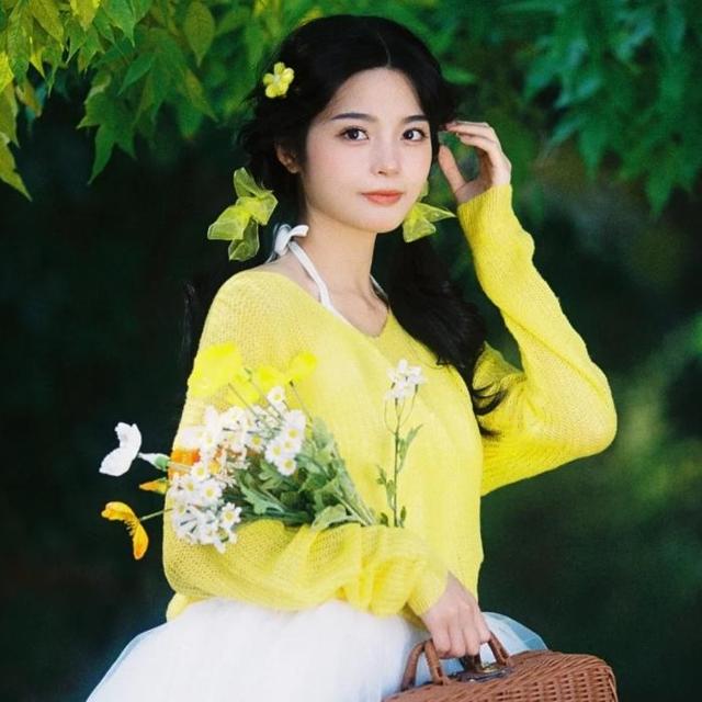 经典怀旧抱花女生头像图片