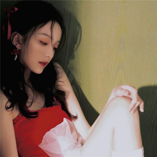 红色主题头像女生 高清有意境的红色唯美图片女生头像
