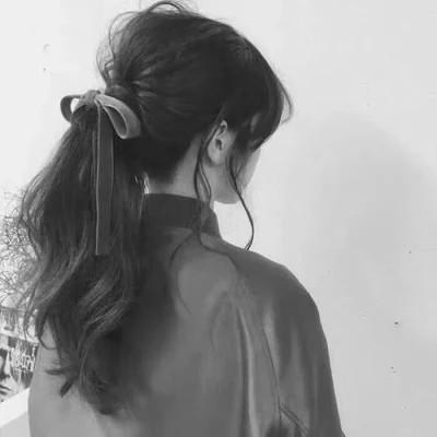 氛围感女头黑白背影高清图片