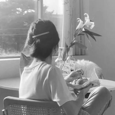 氛围感女头黑白背影高清图片