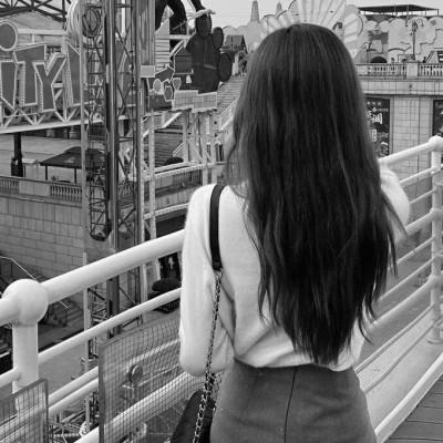 氛围感女头黑白背影高清图片