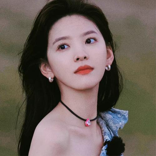 孤单露肩膀女神头像图片