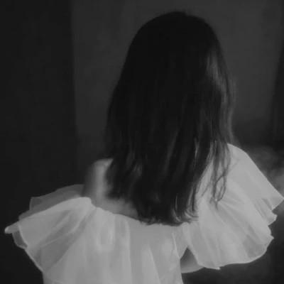氛围感女头黑白背影高清图片