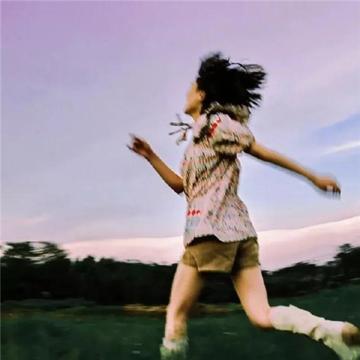 看上去就很自由的氛围感女生头像图片32张