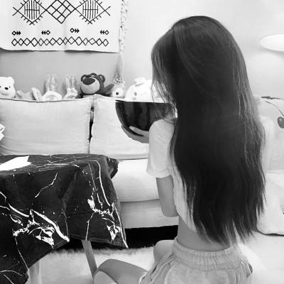 氛围感女头黑白背影高清图片