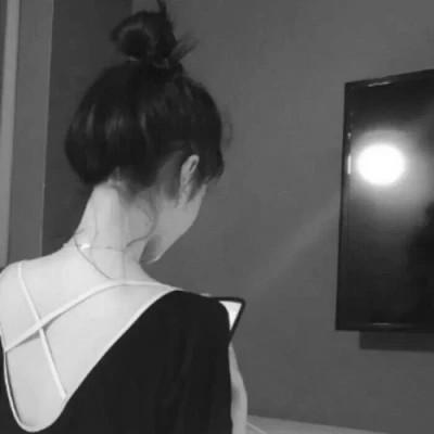 氛围感女头黑白背影高清图片