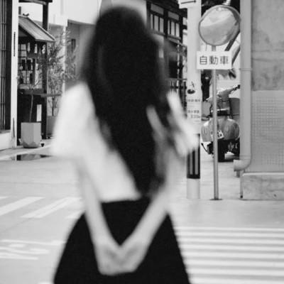 氛围感女头黑白背影高清图片