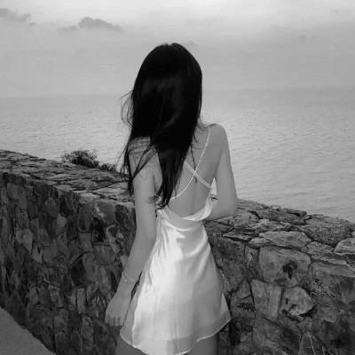 氛围感女头黑白背影高清图片