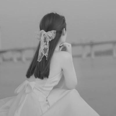 氛围感女头黑白背影高清图片