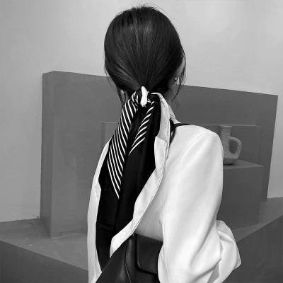 氛围感女头黑白背影高清图片