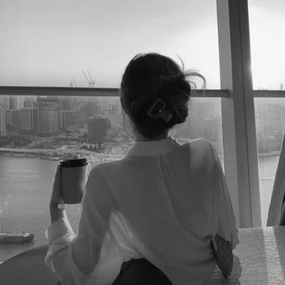 氛围感女头黑白背影高清图片