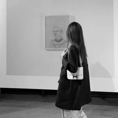 氛围感女头黑白背影高清图片