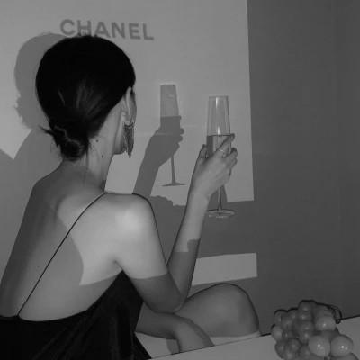 氛围感女头黑白背影高清图片