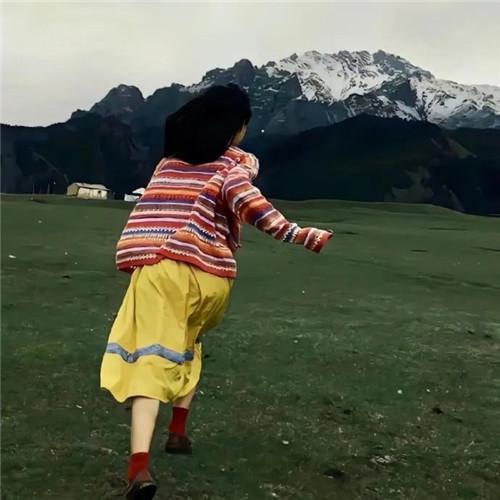 看上去就很自由的氛围感女生头像图片32张