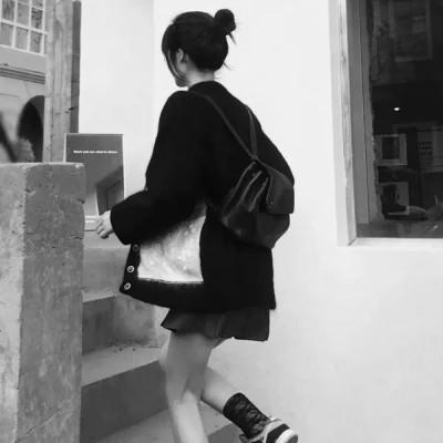 氛围感女头黑白背影高清图片