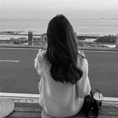 氛围感女头黑白背影高清图片