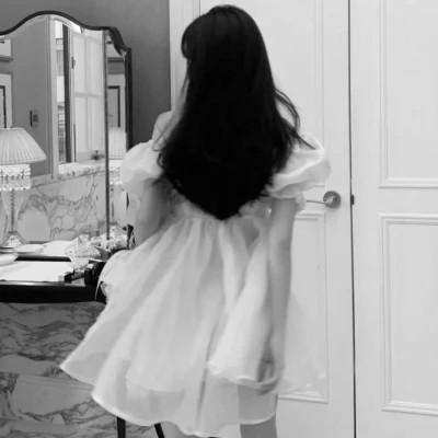 氛围感女头黑白背影高清图片