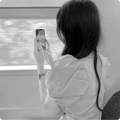 氛围感女头黑白背影高清图片