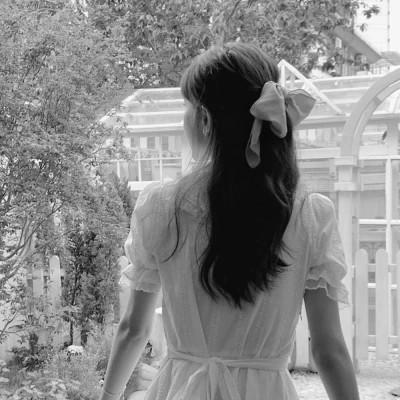氛围感女头黑白背影高清图片
