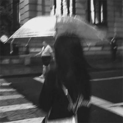 氛围感女头黑白背影高清图片