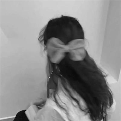 氛围感女头黑白背影高清图片