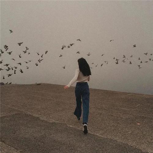 看上去就很自由的氛围感女生头像图片32张