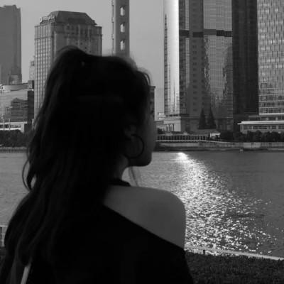 氛围感女头黑白背影高清图片