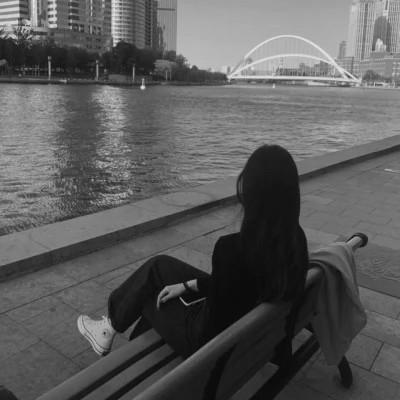 氛围感女头黑白背影高清图片