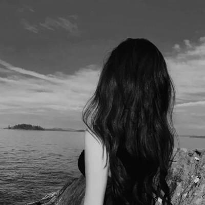 氛围感女头黑白背影高清图片
