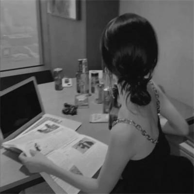 氛围感女头黑白背影高清图片