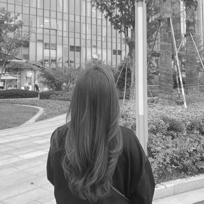 氛围感女头黑白背影高清图片