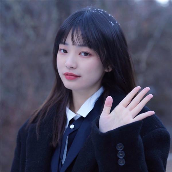 冬天雪中学院风黑色系女生头像图片