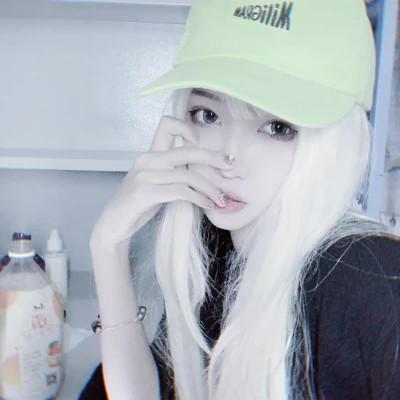 戴帽子女生头像图片大全