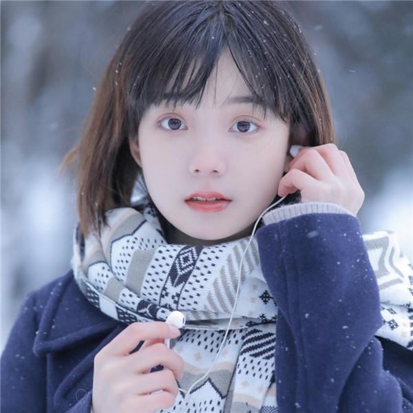 冬天雪中戴围巾短发清纯女生头像图片