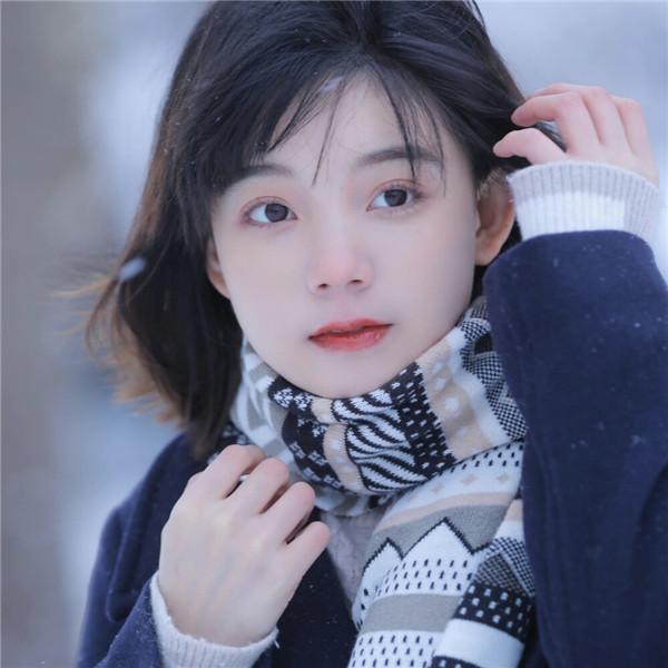 冬天雪中戴围巾短发清纯女生头像图片