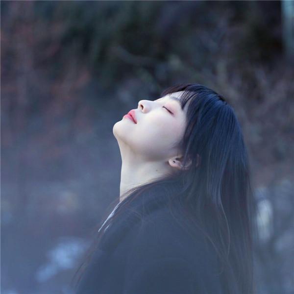 冬天雪中学院风黑色系女生头像图片