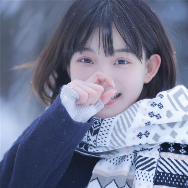 冬天雪中戴围巾短发清纯女生头像图片