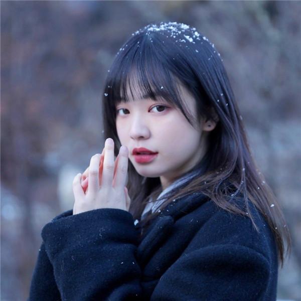 冬天雪中学院风黑色系女生头像图片