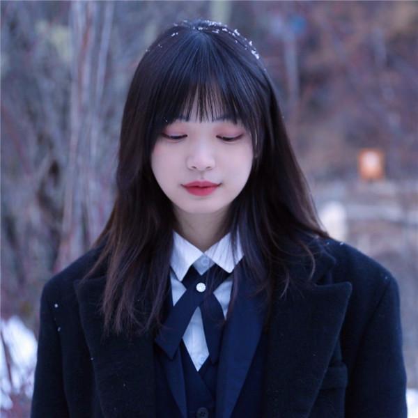 冬天雪中学院风黑色系女生头像图片